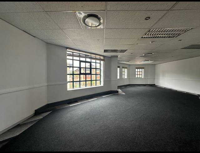 1,910M² OFFICE TO LET IN SUNNINGHILL